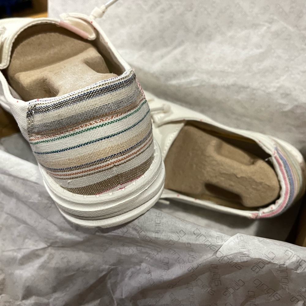 Hey Dude Size 9 Fun lines white NWOT - Picture 3 of 5